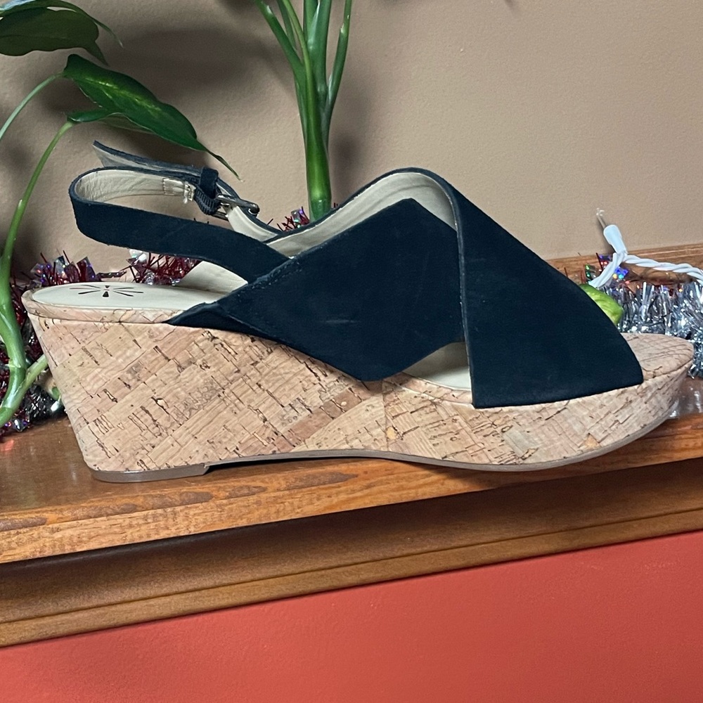 ISAAC MIZRAHI LIVE SLINGBACK CORK WEDGE SANDAL. STYLE-MADDIE. BLACK SUEDE. 11W
